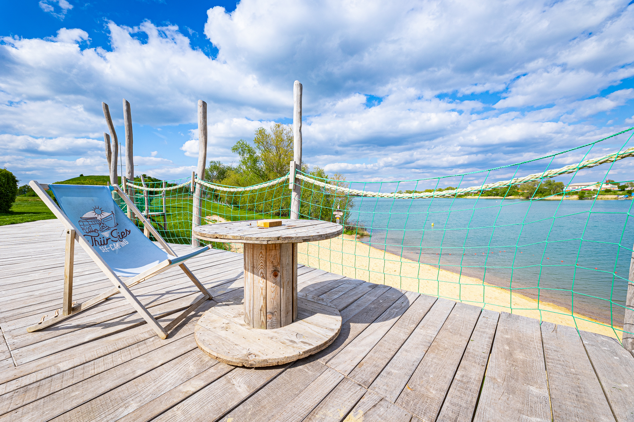 Sonnenstuhle auf der Terrasse mit Blick auf den See